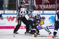 Linesman Andreas Hofer, Patrick Hager (EHC Red Bull Muenchen) und Louis-Marc Aubry (Eisbaeren Berlin) beim Bully in der 1. Viertelfinalbegegnung in den Playoffs der Deutschen Eishockey Liga zwischen dem EHC Red Bull München und den Eisbären Berlin am 13.03.2019.