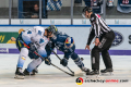 Linesman Andreas Hofer führt ein Bully aus zwischen Mirko Hoefflin (ERC Ingolstadt Panther) und Patrick Hager (EHC Red Bull Muenchen) in der Hauptrundenbegegnung der Deutschen Eishockey Liga zwischen dem EHC Red Bull München und dem ERC Ingolstadt am 26.12.2019.