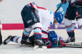 Jan-Mikael Jaervinen (Adler Mannheim) kümmert sich um Joonas Lehtivuori (Adler Mannheim), den ein Puck im Gesicht getroffen hatte in der Hauptrundenbegegnung der Deutschen Eishockey Liga zwischen dem EHC Red Bull München und den Adler Mannheim am 15.12.2019.