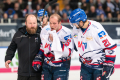 Nicolas Kraemmer (Adler Mannheim) und ein Betreuer führen Joonas Lehtivuori (Adler Mannheim) vom Eis, den ein Puck im Gesicht getroffen hatte in der Hauptrundenbegegnung der Deutschen Eishockey Liga zwischen dem EHC Red Bull München und den Adler Mannheim am 15.12.2019.