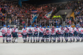 Die Mannheimer Adler lassen sich von ihren mitgereisten Fans feiern in der Hauptrundenbegegnung der Deutschen Eishockey Liga zwischen dem EHC Red Bull München und den Adler Mannheim am 15.12.2019.