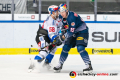 Zweikampf zwischen Christopher Fischer (Schwenninger Wild Wings) und Jason Jaffray (EHC Red Bull Muenchen) in der Hauptrundenbegegnung der Deutschen Eishockey Liga zwischen dem EHC Red Bull München und den Schwenninger Wild Wings am 01.03.2020.