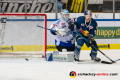 Patrick Hager (EHC Red Bull Muenchen) vor Dustin Strahlmeier (Torwart, Schwenninger Wild Wings) in der Hauptrundenbegegnung der Deutschen Eishockey Liga zwischen dem EHC Red Bull München und den Schwenninger Wild Wings am 01.03.2020.